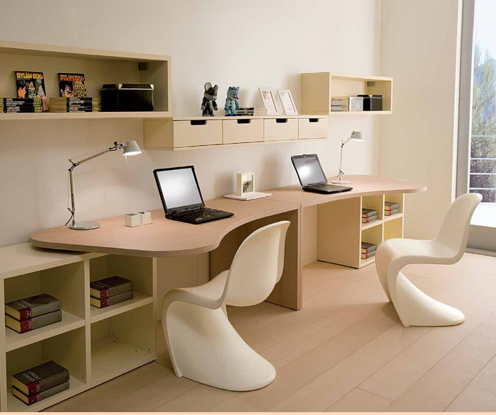 Свежая идея для дизайна: большое рабочее место в стиле модернизм с серыми стенами, паркетным полом среднего тона и встроенным рабочим столом - отличное фото интерьера