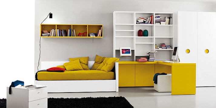 Esempio di un grande ufficio minimalista con pareti grigie, pavimento in legno massello medio e scrivania incassata