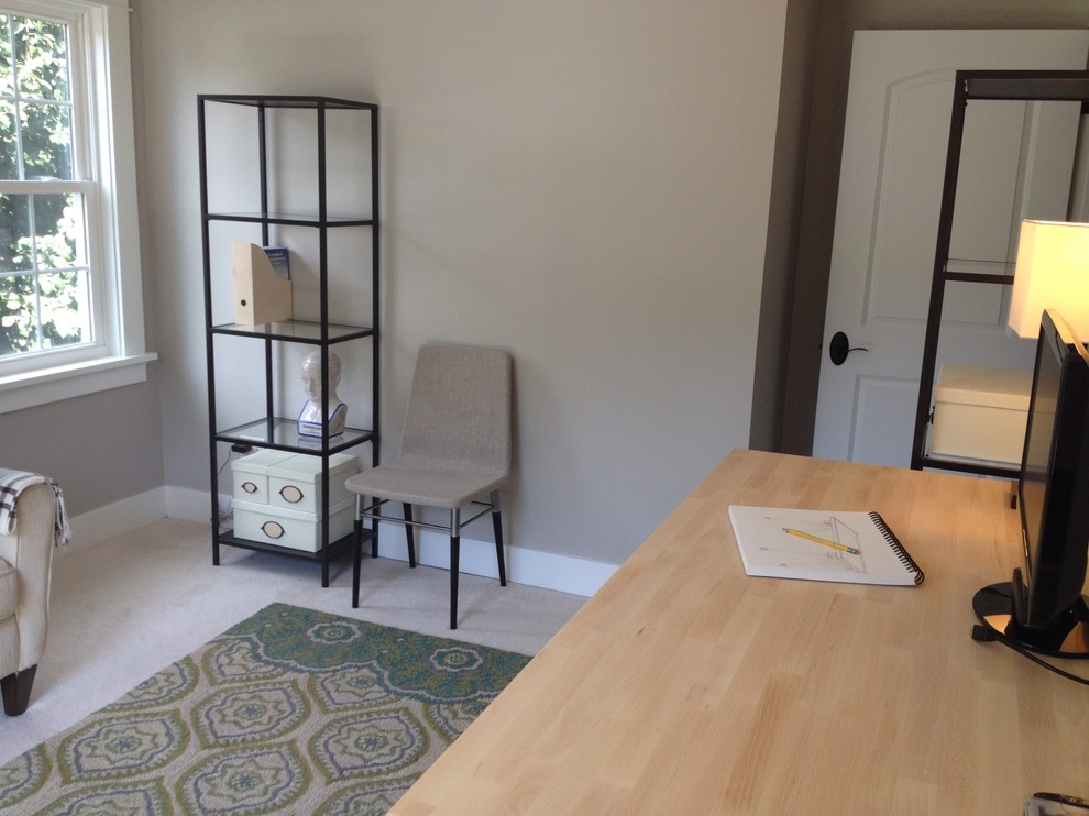 На фото: домашняя мастерская среднего размера в стиле неоклассика (современная классика) с серыми стенами, ковровым покрытием и отдельно стоящим рабочим столом без камина