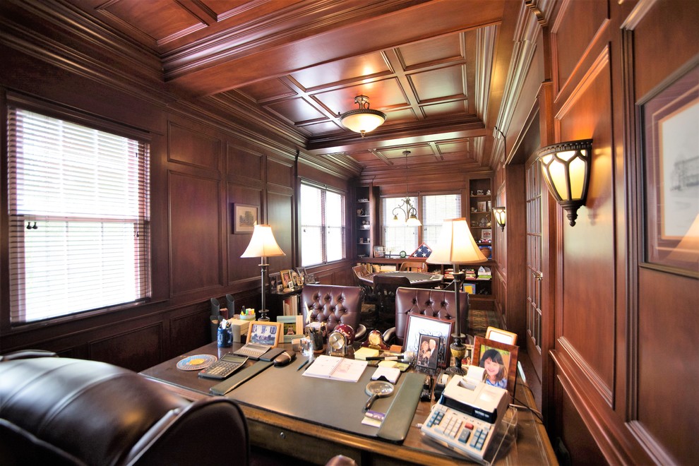 ニューヨークにあるトラディショナルスタイルのおしゃれなホームオフィス・書斎の写真