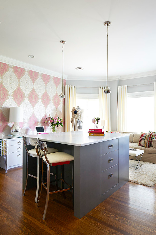 Источник вдохновения для домашнего уюта: кабинет в стиле неоклассика (современная классика) с разноцветными стенами, отдельно стоящим рабочим столом и темным паркетным полом