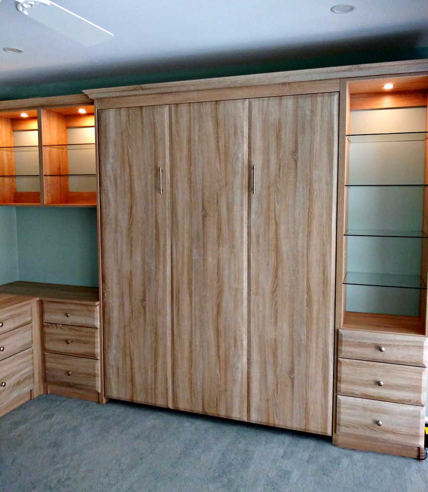 На фото: кабинет среднего размера в современном стиле с синими стенами, ковровым покрытием, встроенным рабочим столом и синим полом с
