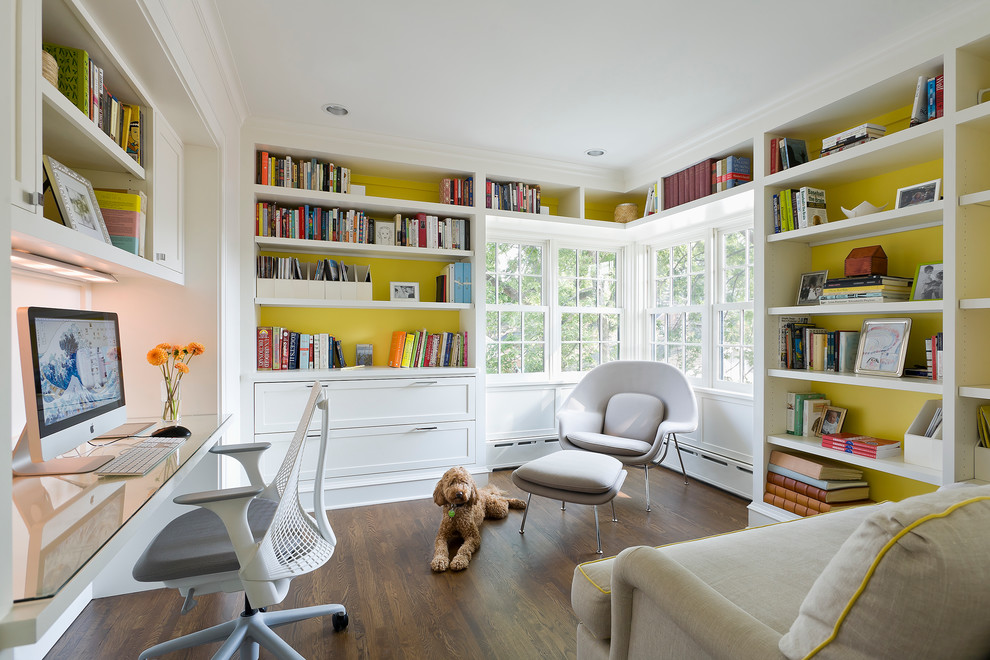 Idéer för ett klassiskt arbetsrum, med ett inbyggt skrivbord och gula väggar