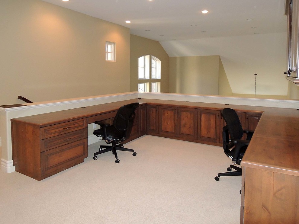 Idées déco pour un bureau classique de taille moyenne avec un mur beige, moquette, un bureau intégré et aucune cheminée.