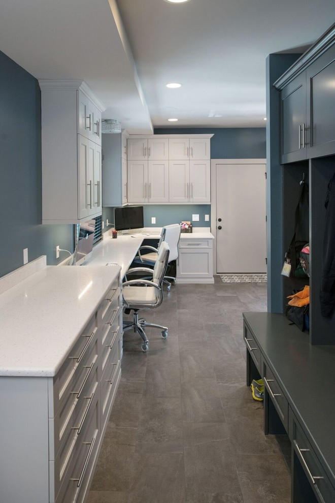 Großes Klassisches Arbeitszimmer ohne Kamin mit Arbeitsplatz, blauer Wandfarbe und Einbau-Schreibtisch in Orange County