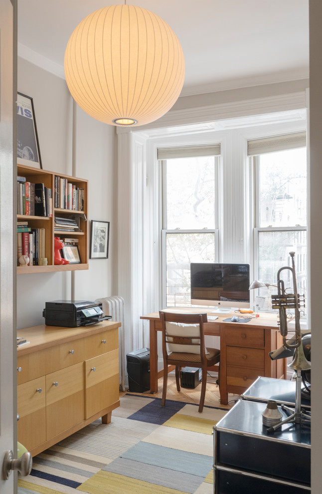 Cette photo montre un petit bureau tendance avec un mur blanc, parquet clair, aucune cheminée, un bureau indépendant et un sol beige.