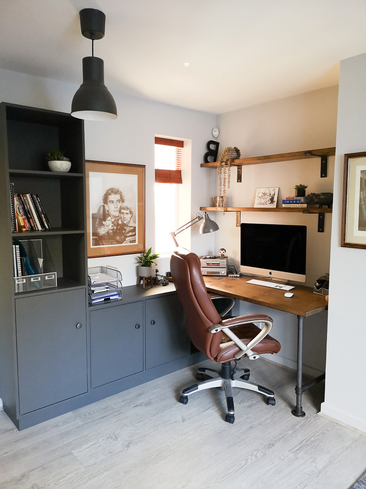 На фото: рабочее место среднего размера в современном стиле с серыми стенами, полом из ламината, встроенным рабочим столом и белым полом