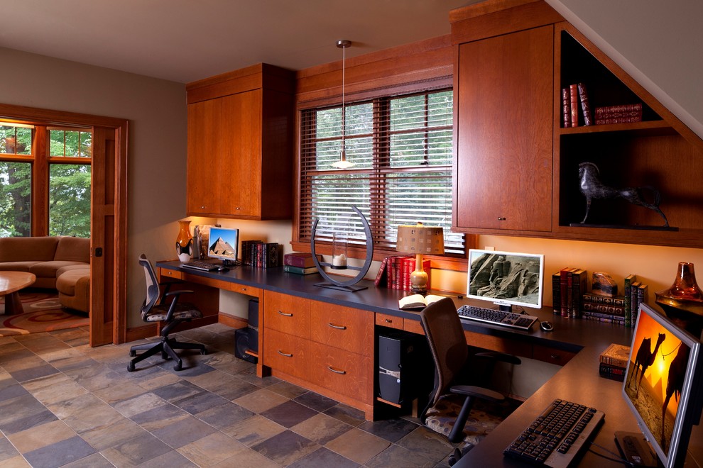 Cette photo montre un grand bureau chic avec un mur gris, un sol en ardoise, un bureau intégré et aucune cheminée.