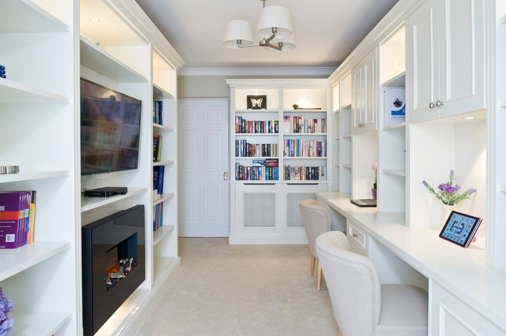 Foto de despacho clásico de tamaño medio con paredes blancas, moqueta y suelo blanco