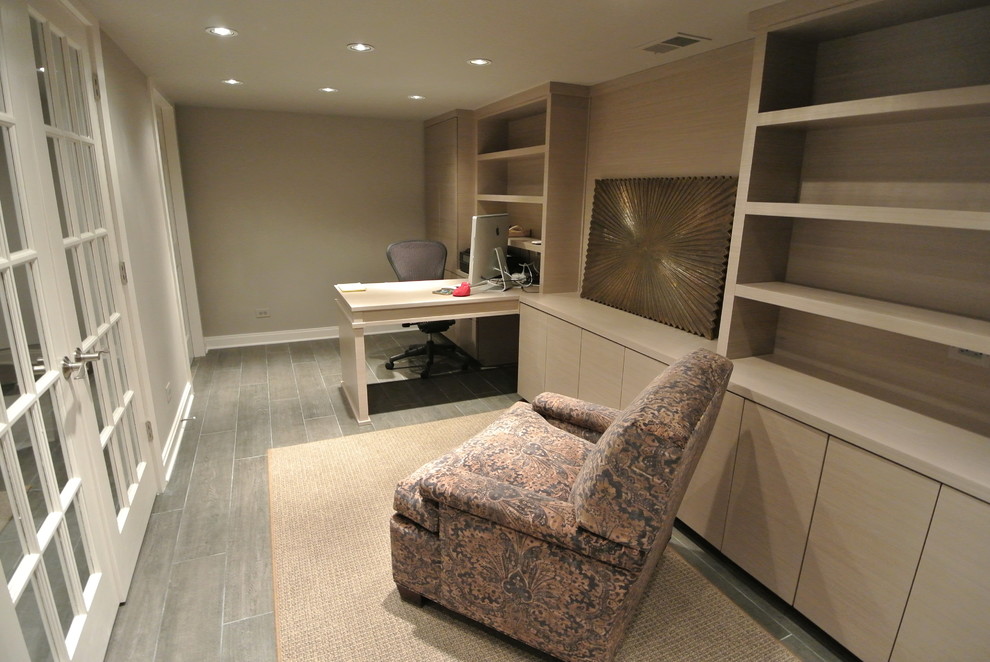 Ejemplo de despacho actual con paredes beige y escritorio empotrado