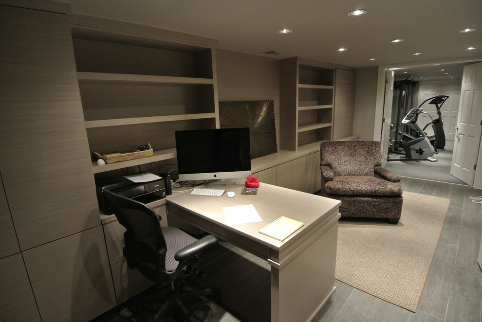 Пример оригинального дизайна: кабинет в современном стиле с бежевыми стенами и встроенным рабочим столом