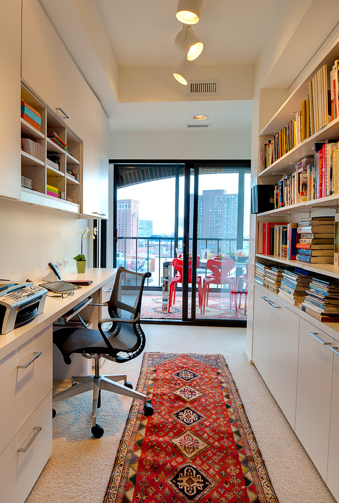 ミネアポリスにあるコンテンポラリースタイルのおしゃれなホームオフィス・書斎 (白い壁、カーペット敷き、造り付け机) の写真