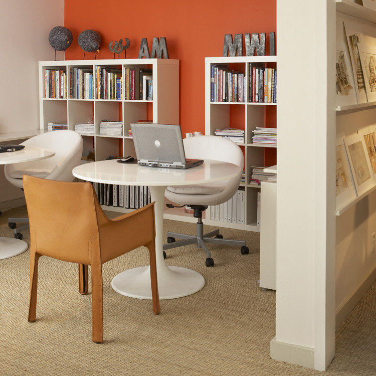 Immagine di un atelier design di medie dimensioni con pareti arancioni, moquette, nessun camino e scrivania autoportante