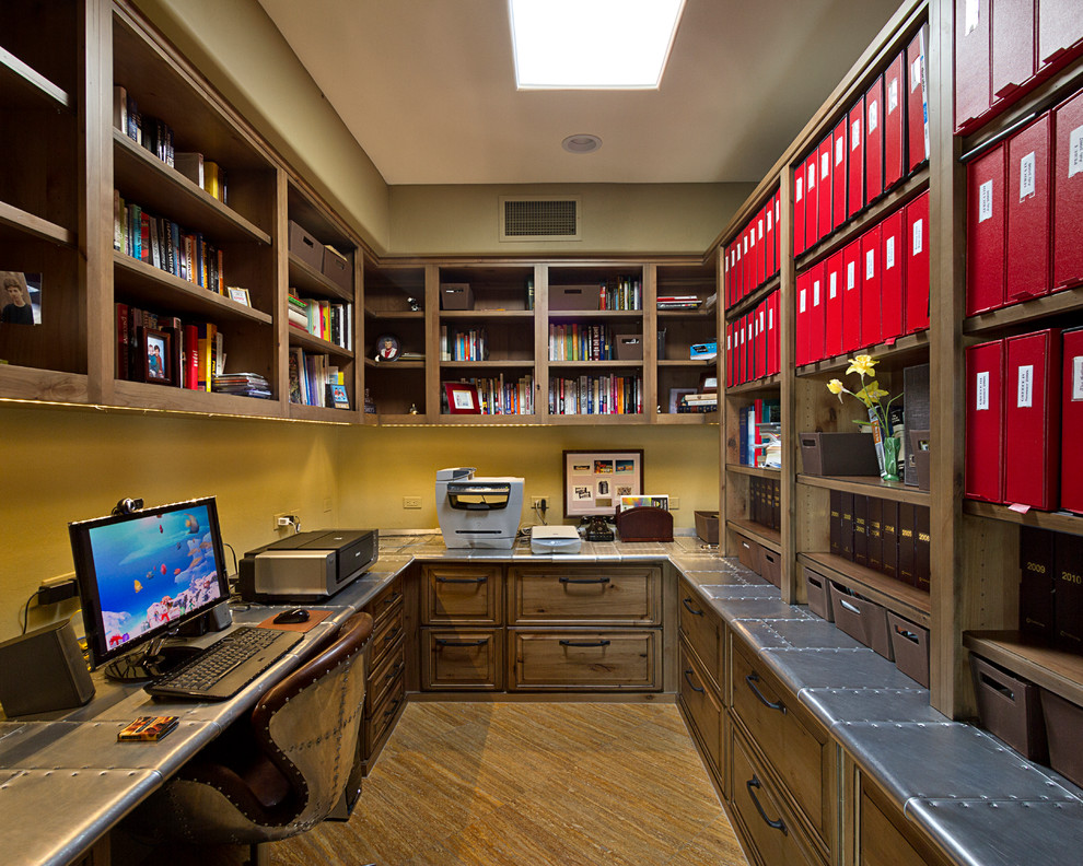 フェニックスにあるコンテンポラリースタイルのおしゃれなホームオフィス・書斎 (緑の壁、造り付け机) の写真
