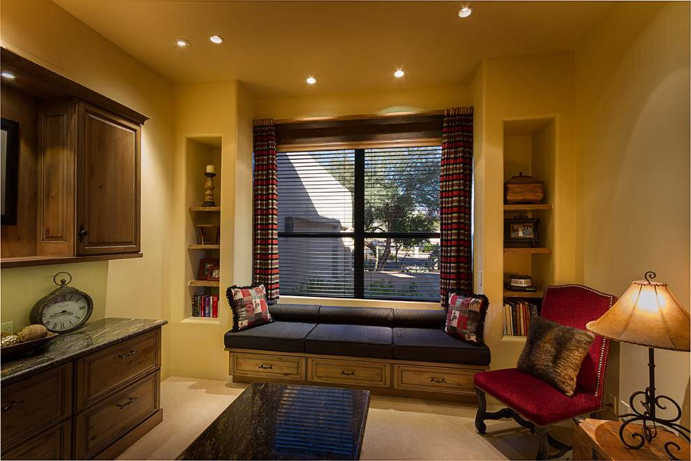 フェニックスにあるトラディショナルスタイルのおしゃれなホームオフィス・書斎の写真