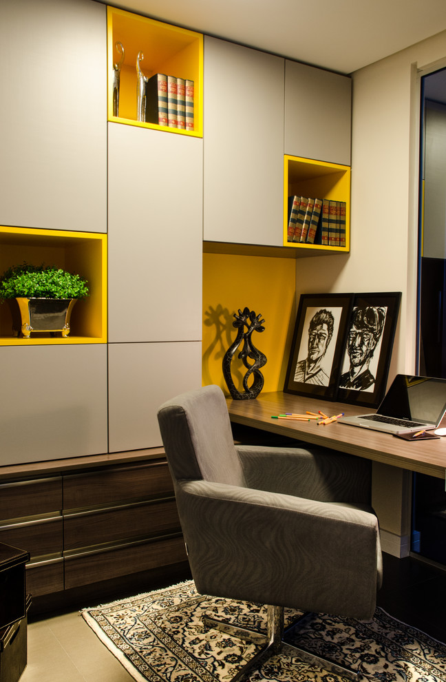 Modernes Arbeitszimmer mit weißer Wandfarbe, Einbau-Schreibtisch und beigem Boden in Sonstige