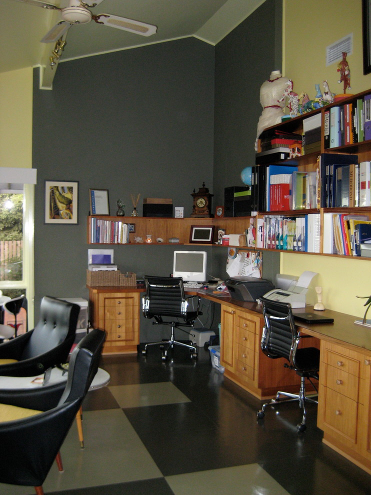 Imagen de despacho actual extra grande con escritorio empotrado