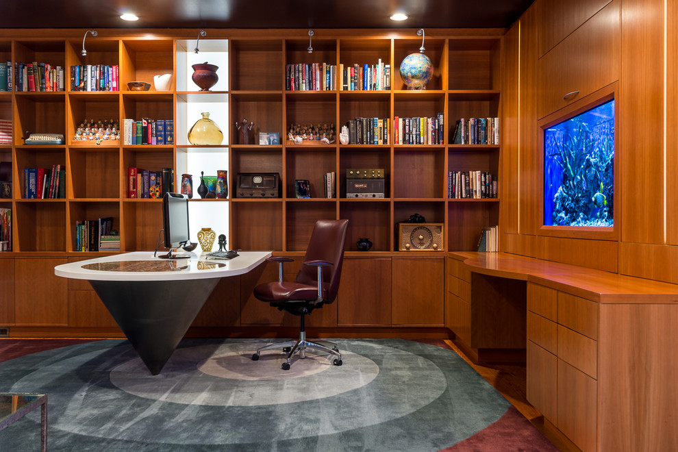 На фото: кабинет среднего размера в современном стиле с встроенным рабочим столом с