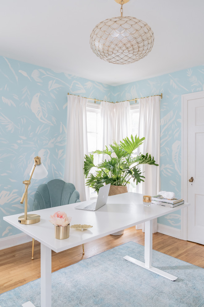 Immagine di un atelier classico di medie dimensioni con pareti blu, pavimento in legno massello medio, scrivania autoportante, pavimento beige e carta da parati