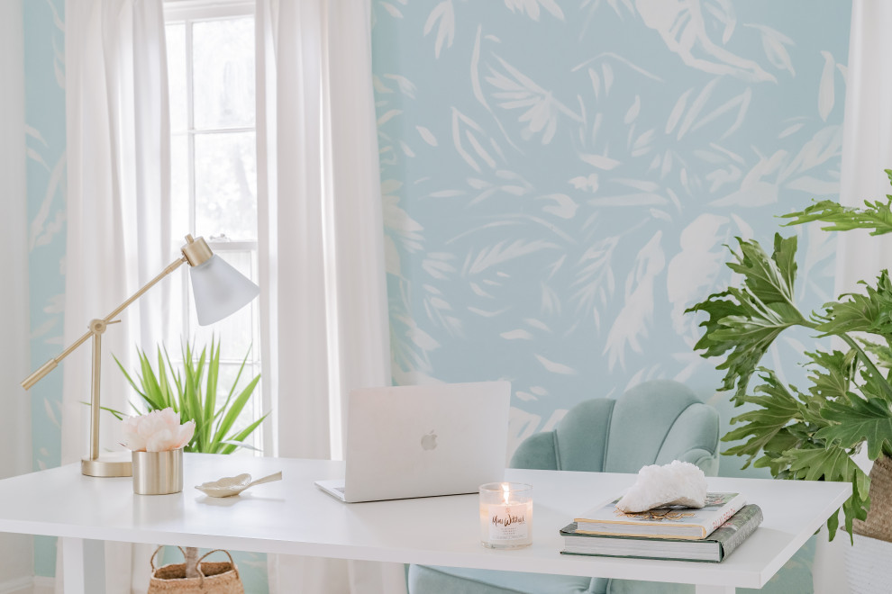 Foto de estudio clásico renovado de tamaño medio con paredes azules y escritorio independiente
