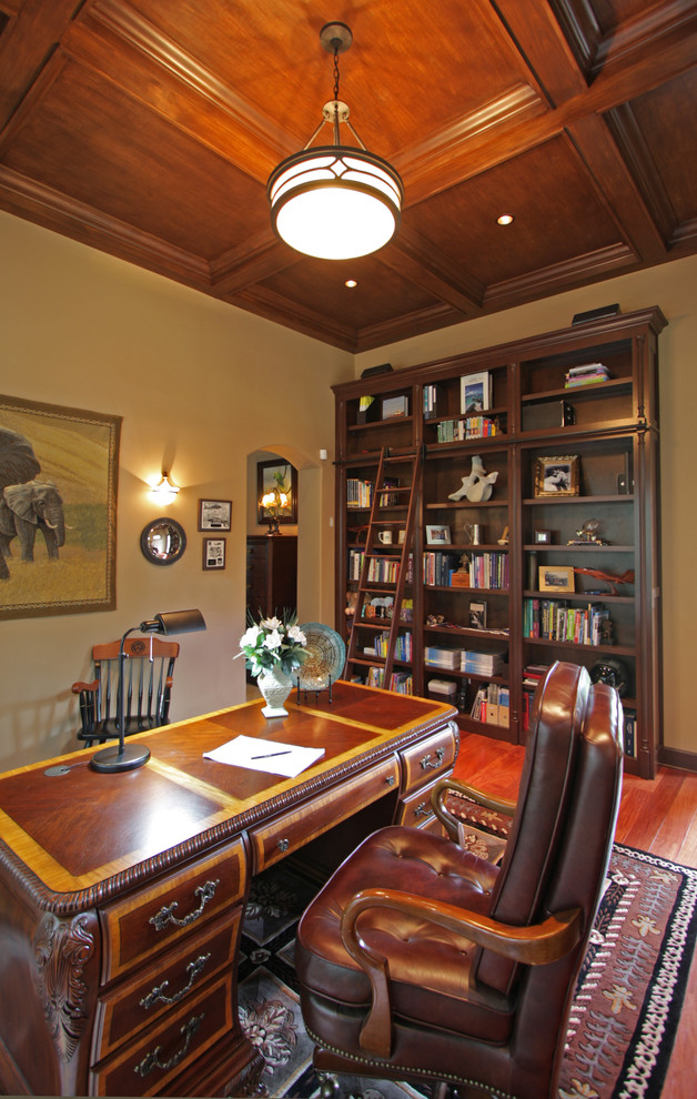 На фото: кабинет в классическом стиле с бежевыми стенами и отдельно стоящим рабочим столом