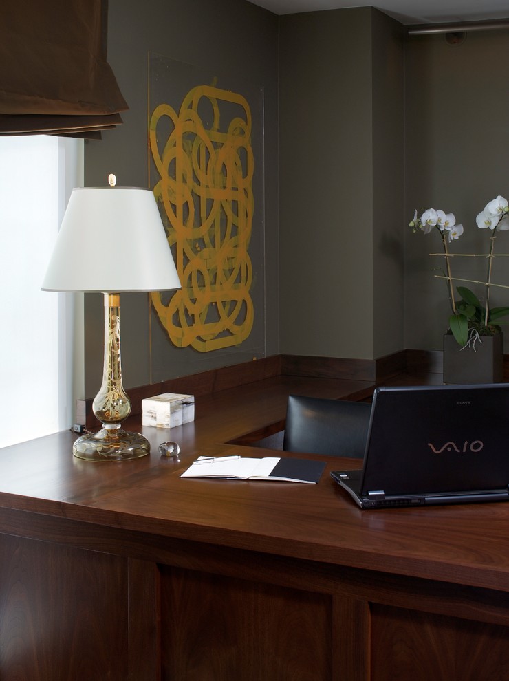 Ejemplo de despacho clásico renovado con escritorio empotrado y paredes grises