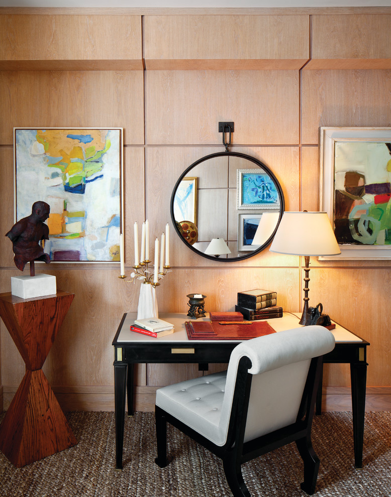 ニューヨークにあるコンテンポラリースタイルのおしゃれなホームオフィス・書斎 (カーペット敷き、自立型机) の写真