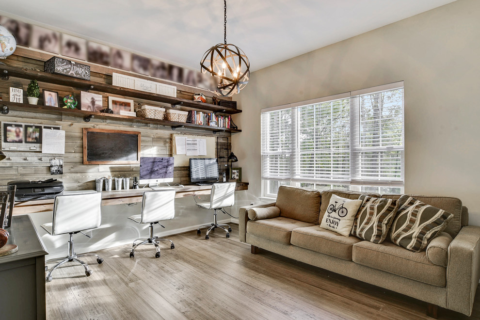 Diseño de despacho rural de tamaño medio con paredes grises, suelo de bambú, escritorio empotrado y suelo gris