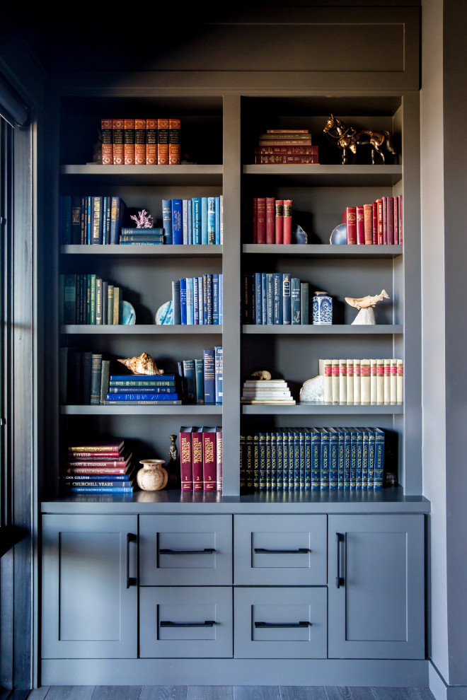 На фото: большой домашняя библиотека в стиле рустика с синими стенами, темным паркетным полом, стандартным камином и фасадом камина из штукатурки с