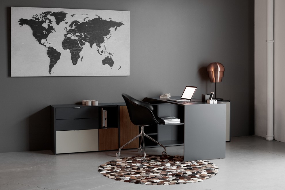 Cette image montre un bureau nordique de taille moyenne avec un mur gris, sol en béton ciré, aucune cheminée, un bureau indépendant et un sol gris.