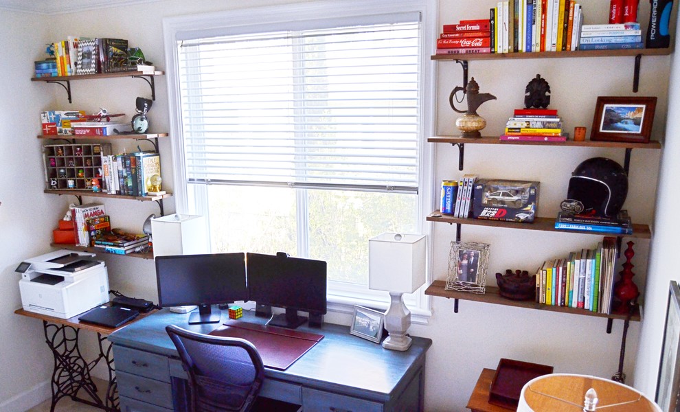 Mittelgroßes Uriges Arbeitszimmer ohne Kamin mit beiger Wandfarbe, Teppichboden und freistehendem Schreibtisch in Atlanta