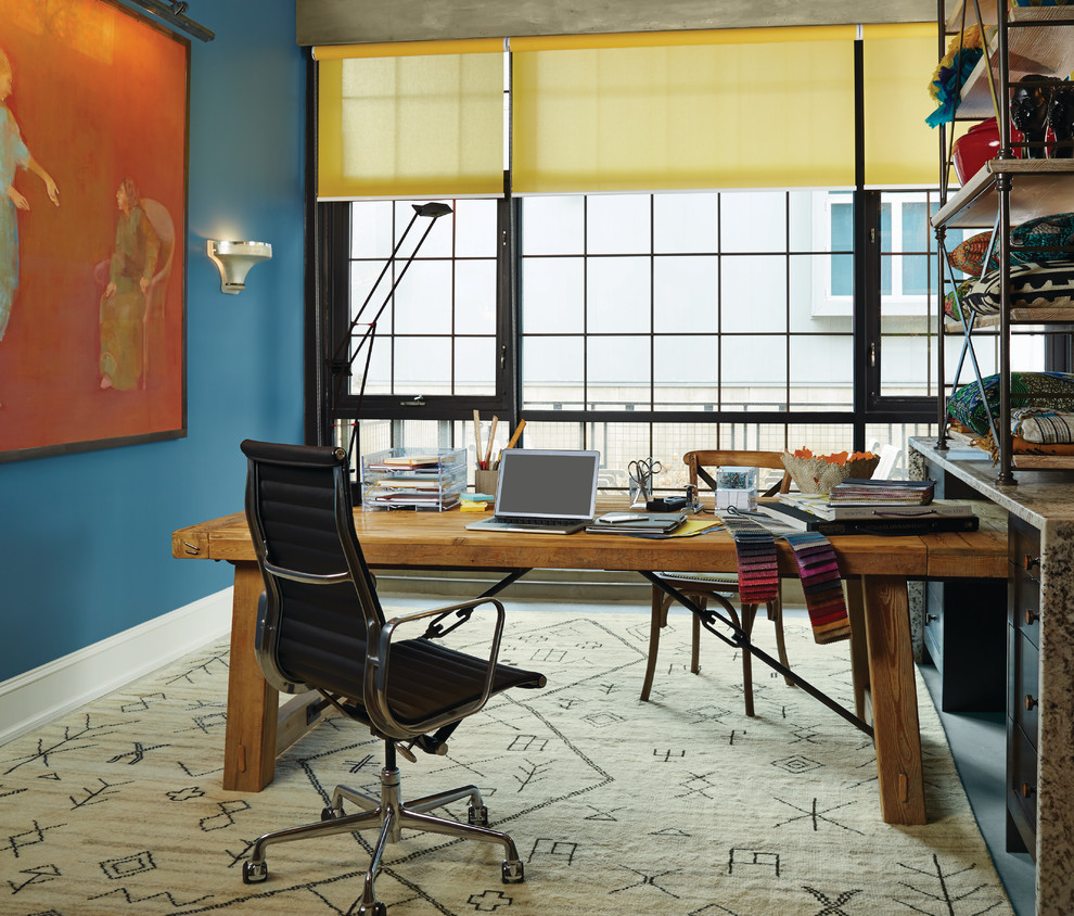 Стильный дизайн: маленький кабинет в стиле лофт с местом для рукоделия, синими стенами, отдельно стоящим рабочим столом и ковровым покрытием для на участке и в саду - последний тренд
