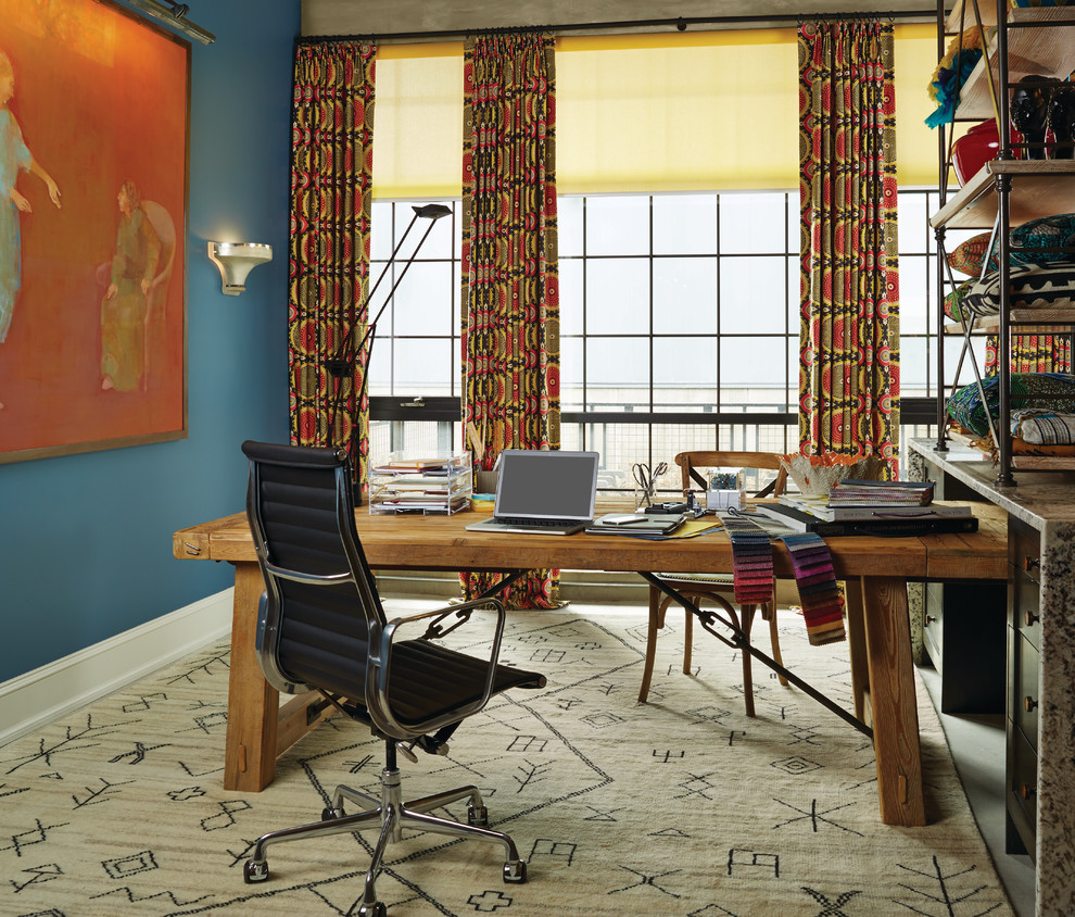 Modelo de sala de manualidades industrial pequeña con paredes azules, escritorio independiente y moqueta
