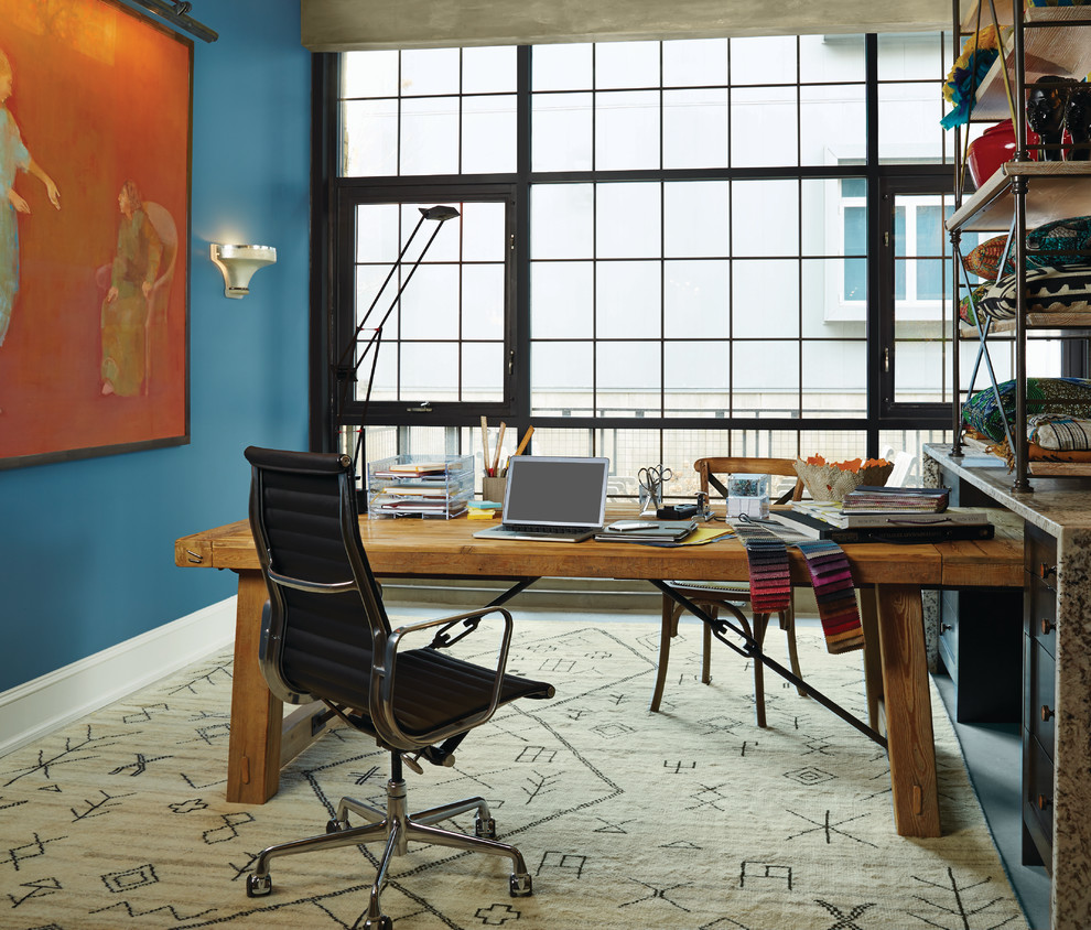 Idéer för att renovera ett litet industriellt hobbyrum, med ett fristående skrivbord, blå väggar och heltäckningsmatta