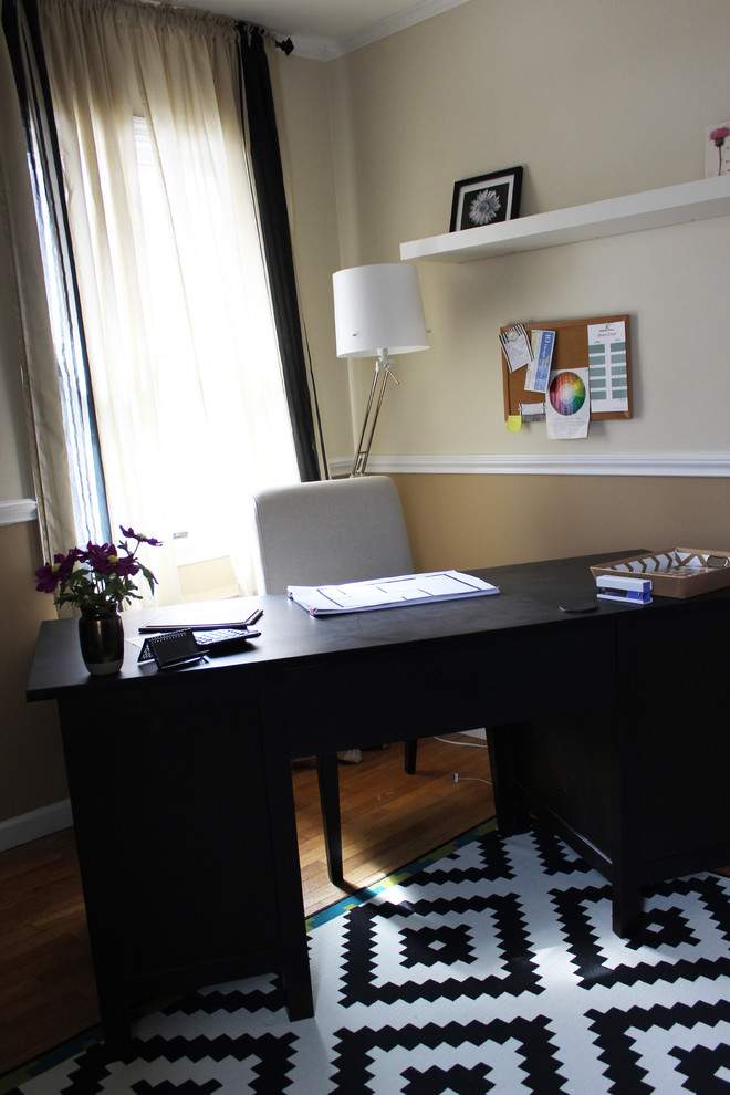 Cette photo montre un bureau chic avec un mur beige, un sol en bois brun et un bureau indépendant.