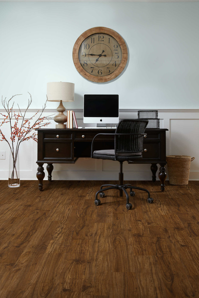 Cette photo montre un bureau moderne de taille moyenne avec un mur gris, un sol en bois brun et un bureau indépendant.