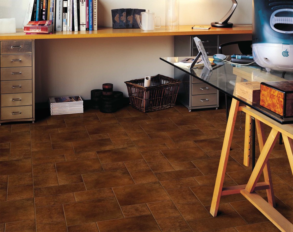 Esempio di uno studio minimalista di medie dimensioni con pareti grigie, pavimento in legno massello medio e scrivania autoportante