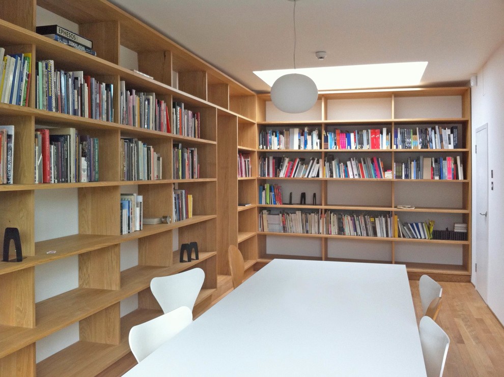 Foto di un ufficio minimal di medie dimensioni con pareti bianche, pavimento in legno massello medio e scrivania autoportante