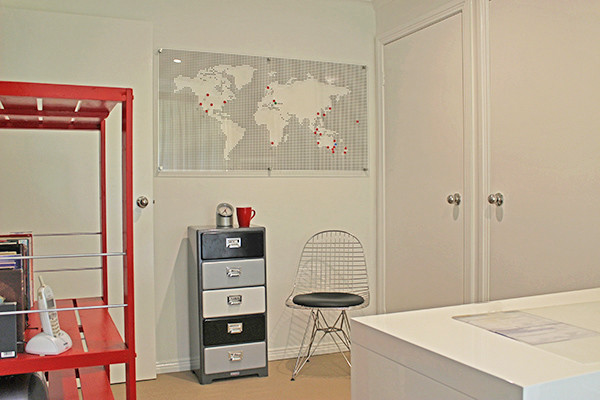 Идея дизайна: кабинет среднего размера в современном стиле с белыми стенами, ковровым покрытием и бежевым полом