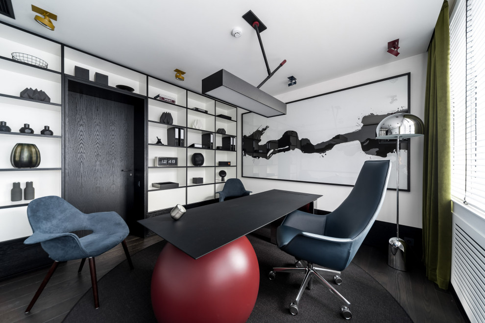 Großes Modernes Arbeitszimmer mit Arbeitsplatz, weißer Wandfarbe, freistehendem Schreibtisch und schwarzem Boden in Sonstige
