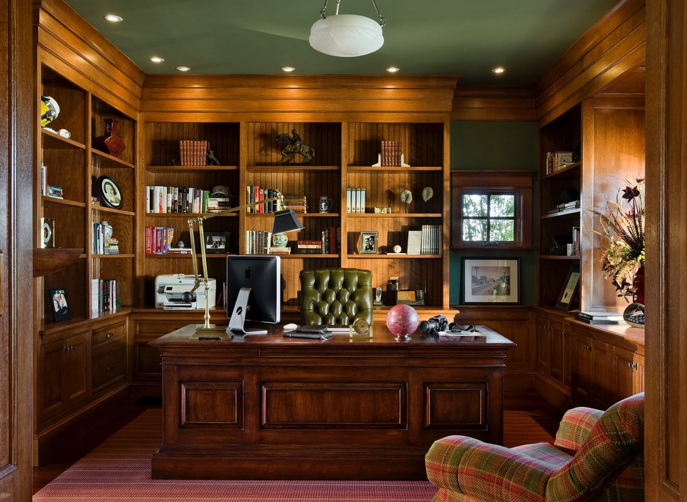Modelo de despacho tradicional de tamaño medio sin chimenea con paredes verdes, escritorio independiente, moqueta y suelo rojo