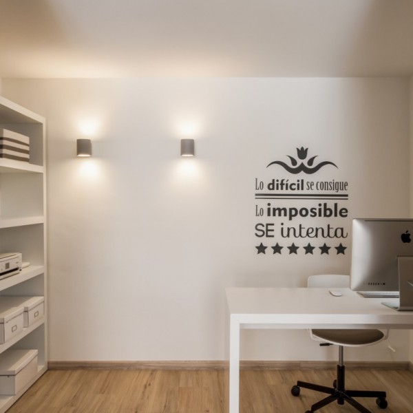 Ejemplo de despacho minimalista pequeño con paredes blancas, suelo de madera en tonos medios y escritorio empotrado