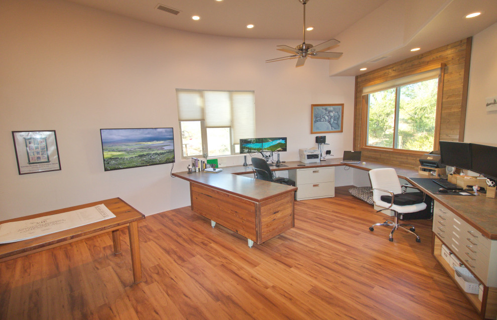 Modelo de estudio contemporáneo grande con paredes blancas, suelo vinílico, escritorio empotrado, suelo marrón, bandeja y madera