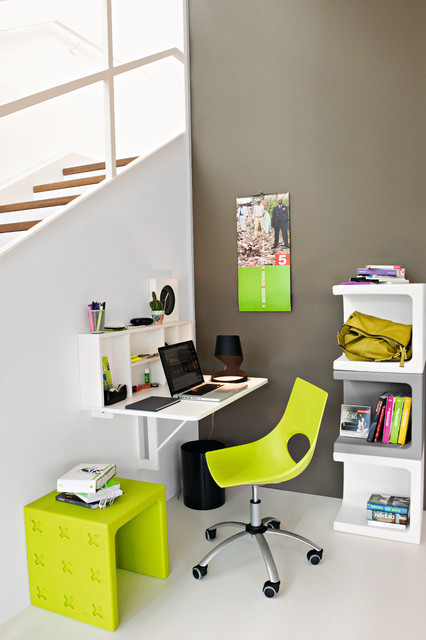 Стильный дизайн: маленький кабинет в современном стиле с белыми стенами, полом из линолеума и встроенным рабочим столом для на участке и в саду - последний тренд