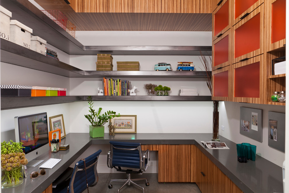 Diseño de despacho contemporáneo con paredes blancas, escritorio empotrado, suelo gris y suelo de cemento