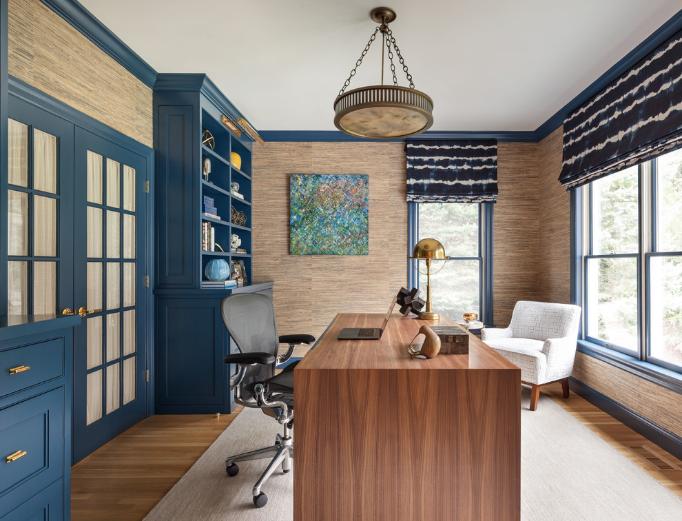 Idéer för ett klassiskt arbetsrum, med beige väggar, ljust trägolv, ett fristående skrivbord och beiget golv
