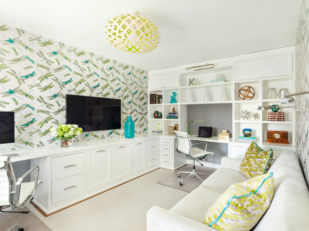 Inspiration pour un bureau traditionnel avec un mur multicolore, un bureau intégré et un sol beige.
