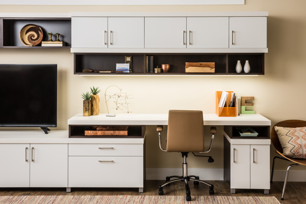 Kleines Modernes Arbeitszimmer mit beiger Wandfarbe, dunklem Holzboden und braunem Boden in Philadelphia