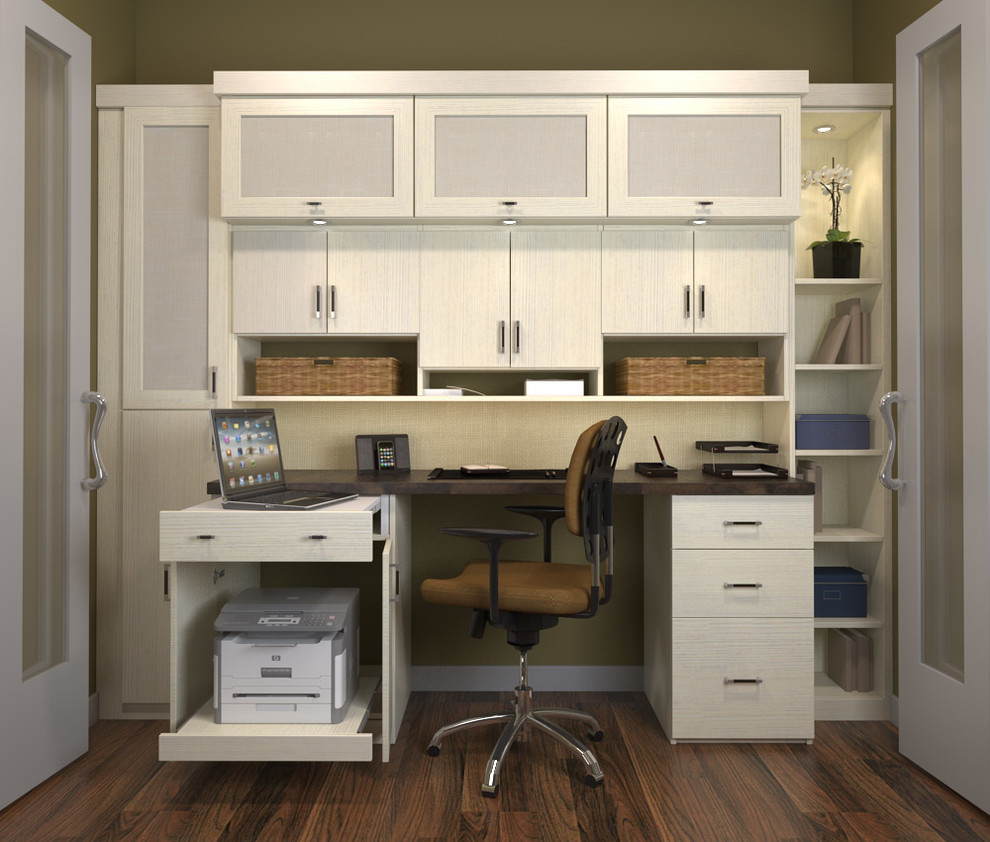 Kleines Klassisches Arbeitszimmer mit weißer Wandfarbe, Einbau-Schreibtisch und Arbeitsplatz in Los Angeles