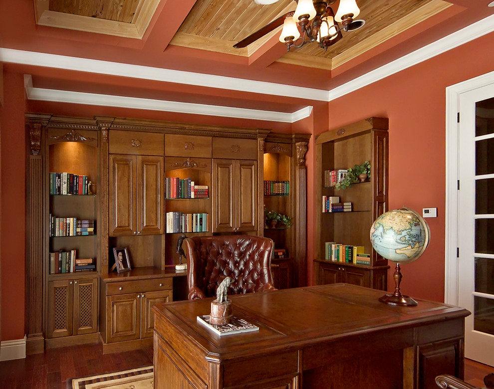 Cette photo montre un bureau chic de taille moyenne avec un mur marron et un bureau indépendant.